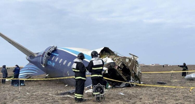 2 Dugaan Penyebab Pesawat Azerbaijan Airlines Jatuh di Kazakhstan